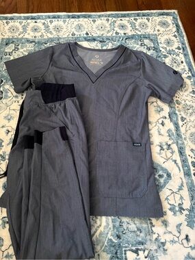 ADAR PRO Heather Scrub Top in Heathered Navy-Blue